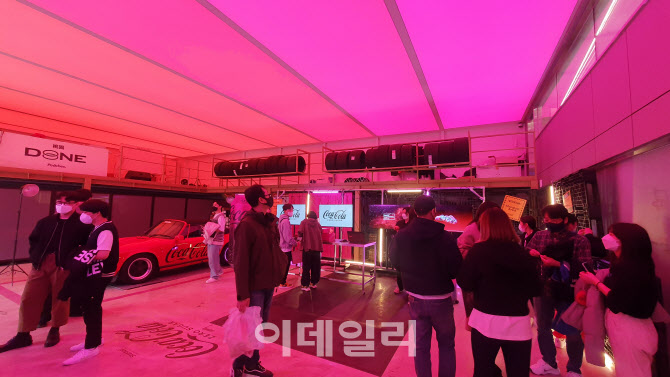 [르포]우주서 온 코카-콜라, 성수동 피치스 도원 상륙