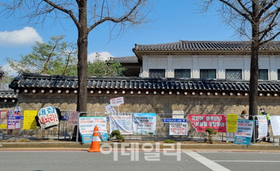 북적였던 청와대 앞 시위 통의동으로…달라진 집회 메카