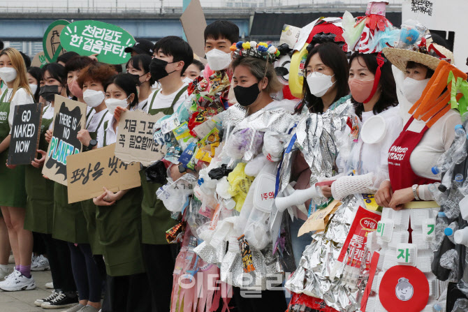 [포토]쓰레기로 옷을 만든 참가자들