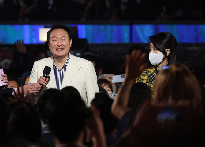 첫 청와대 방문…윤석열, 김건희와 열린음악회 관람했다