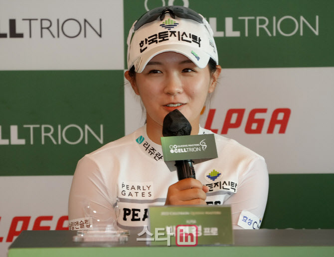 [포토]박현경 우승 기자회견이 목표에요