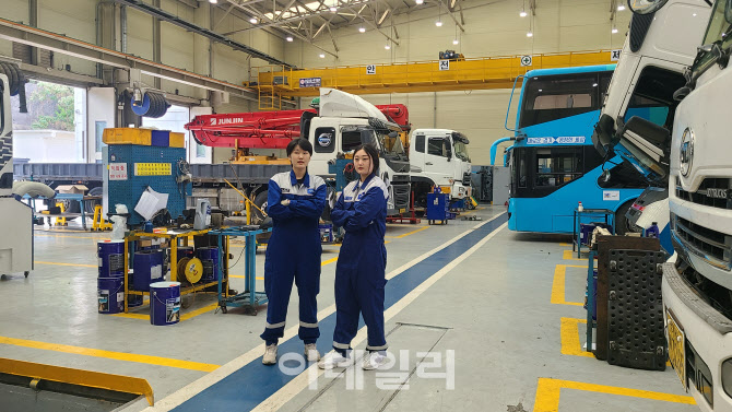 진입장벽 뛰어넘은 여성 트럭 정비사 70kg 타이어도 거뜬