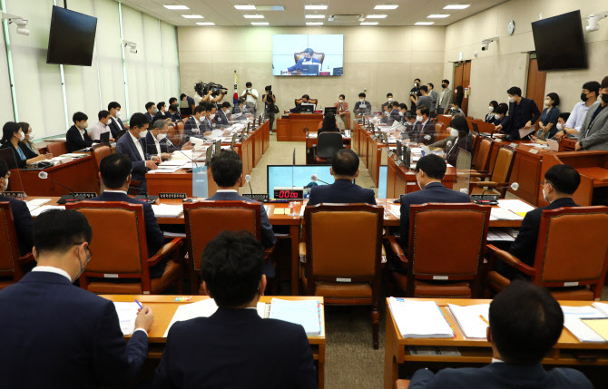 與野, ‘서해 공무원 피살’ 월북 고의성 두고 ‘충돌’(종합)