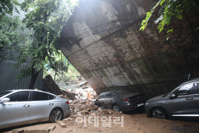 [포토] 동작구 극동아파트 옹벽 붕괴