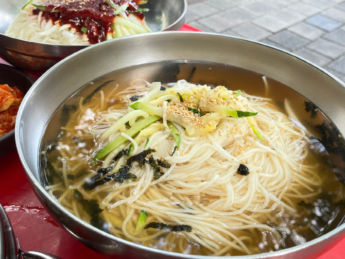 ‘후루룩 짭짭’ 맛좋은 국수… 여기에 담긴 한 남자의 사연 [쩝쩝박사]