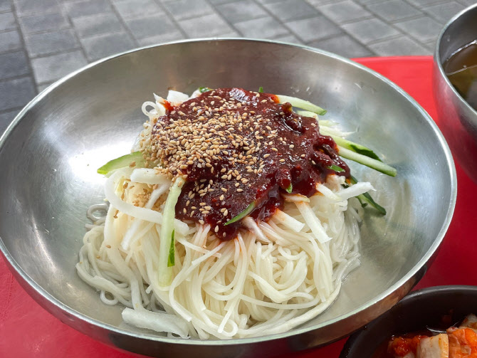 ‘후루룩 짭짭’ 맛좋은 국수… 여기에 담긴 한 남자의 사연 [쩝쩝박사]