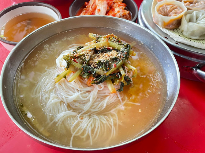 ‘후루룩 짭짭’ 맛좋은 국수… 여기에 담긴 한 남자의 사연 [쩝쩝박사]