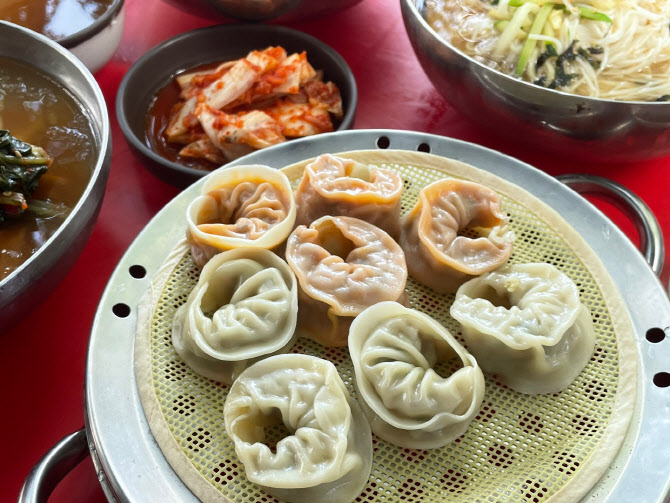 ‘후루룩 짭짭’ 맛좋은 국수… 여기에 담긴 한 남자의 사연 [쩝쩝박사]