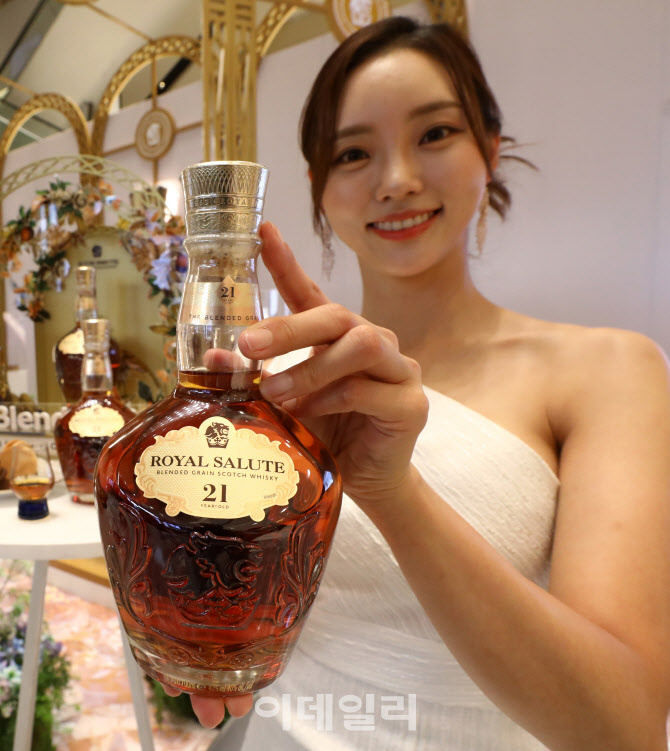 [포토]투명 유리 보틀에 담긴 로얄살루트 21년 블렌디드 그레인 만나보세요!