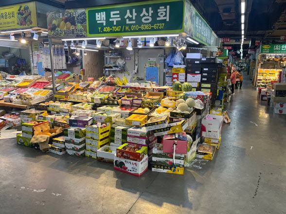 추석 목전, 과일·야채값에 ‘비명’…“태풍 지나면 더 걱정”[가락시장 르포]