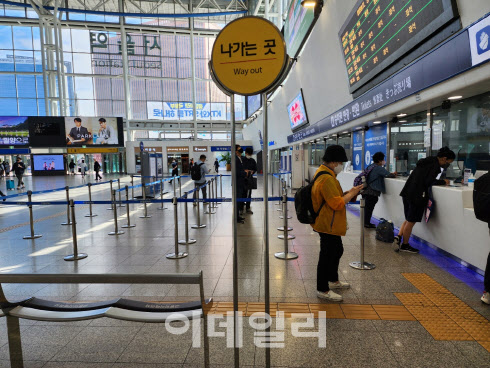 태풍 탓, 추석 앞둔 서울역 ‘한산’…“KTX 운행 재개만 기다려”