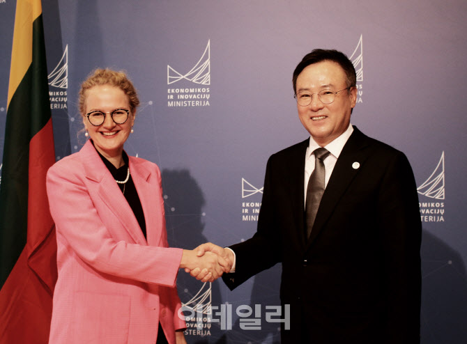 SK “부산엑스포 표심 잡아라”, 중앙亞·유럽 넘나들며 총력전
