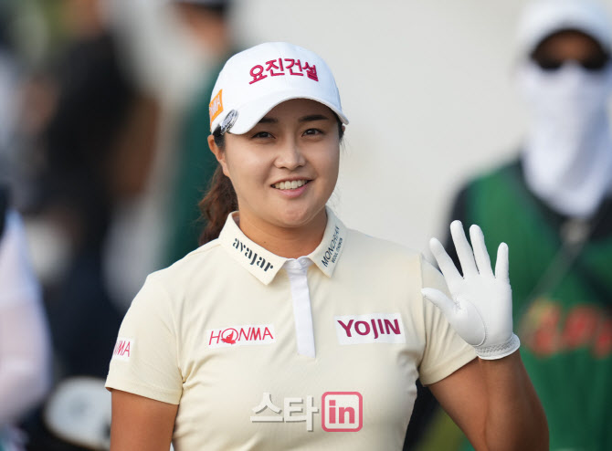 [포토]서연정 귀여운 미소 손인사