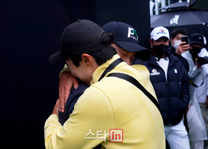 [포토] 김영수 형과의 뜨거운 포옹