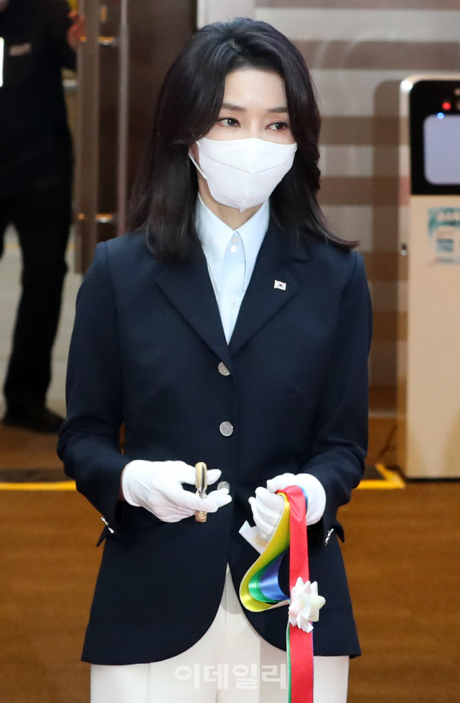 [포토]김건희 여사, 4개월 만의 공개일정…대한적십자사 바자행사 참석해