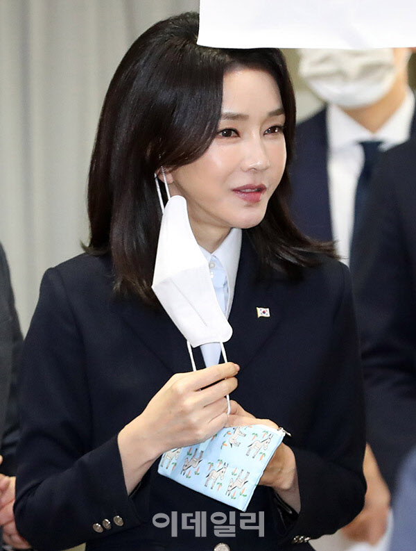 김건희 여사 봉사에 미담vs조작 뒷말…안나의집 예약없이도 가능