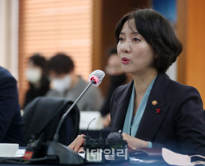 [포토] 이영 중기부 장관, 중소기업 R&D 간담회