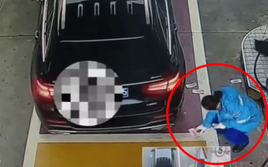 (영상)주유 뒤 돈 던진 벤츠 주인…알바생, 지폐 줍고 눈물 흘려