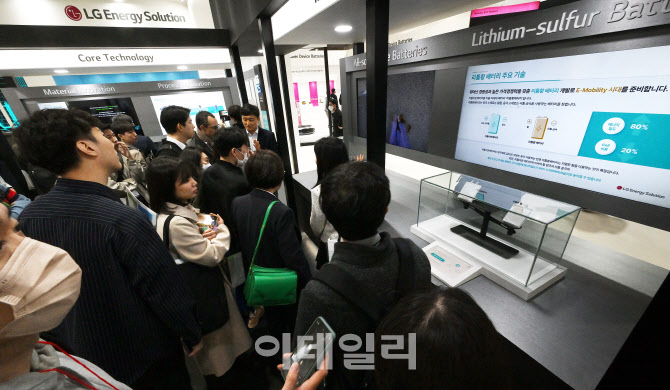 [포토]LG에너지솔루션-삼성SDI-SK온, ‘인터배터리’서 첨단 기술 뽐내