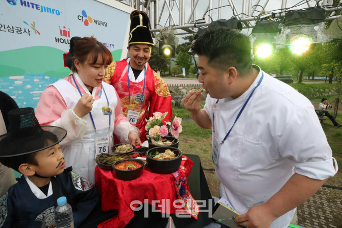 [포토]이원일 쉐프, 캠핑 음식 심사