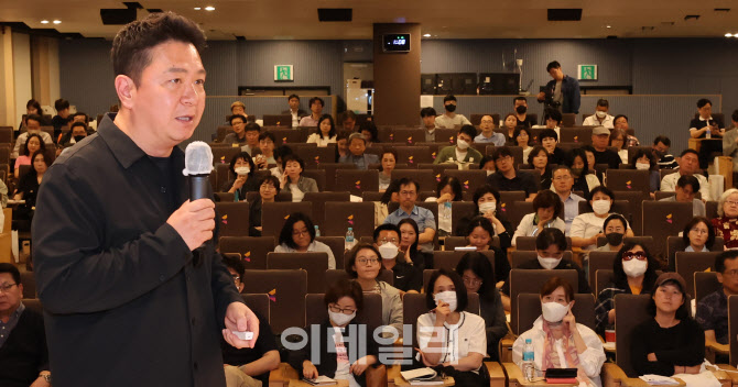 [포토]부자들이 주목하는 절세의 모든 것이란 주제로 강연하는 최인용 가현세무법인 대표세...