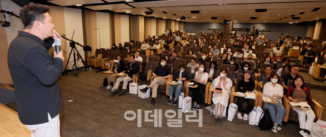 [포토]부자들이 주목하는 절세의 모든 것이란 주제로 강연하는 최인용 가현세무법인 세무사