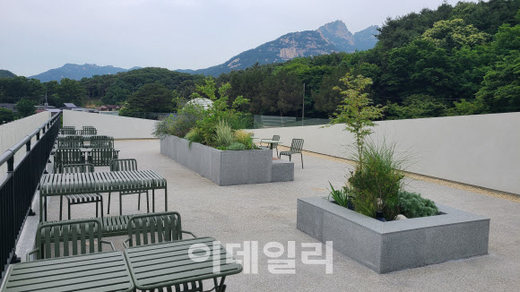 [르포]평일 한낮에도 주차장 가득…할리스 여유 한잔 통했다