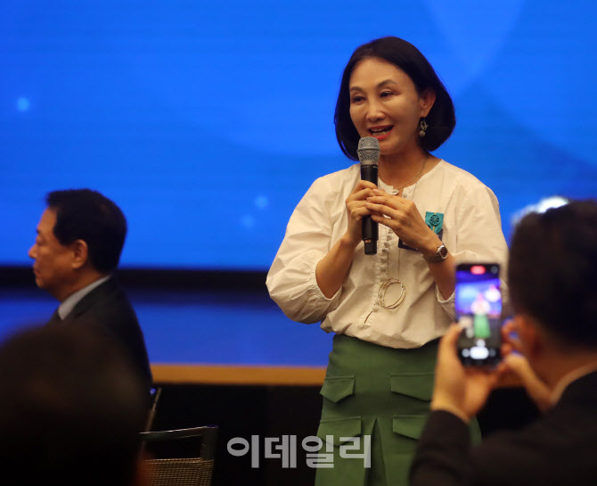 [포토] 수상소감 말하는 장수아 에스씨케이컴퍼니 상무