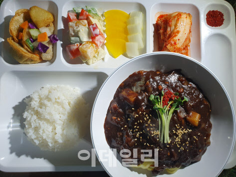 ‘정쟁의 도가니’에서도 밥연기는 피어오른다[회사의맛]