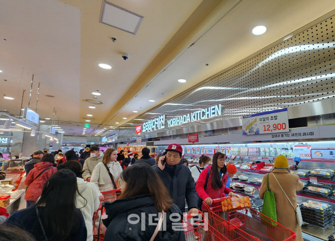 역대 최대 규모 코세페 첫날…한파 속 붐비는 인파 유통가 화색[르포]