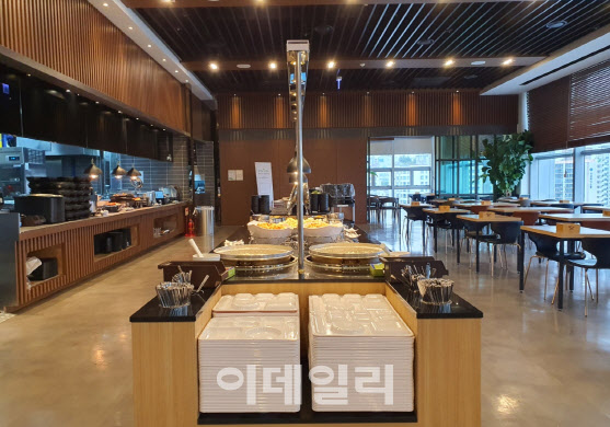 “회사에서 먹는 집밥”…냉동식품·가공육 대신 건강식 한상[회사의맛]