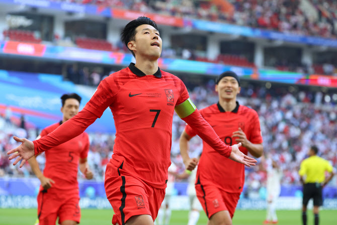 ‘손흥민 파넨카’ 나왔지만... 한국, 요르단에 1-2 뒤진 채 전반 마쳐 [아시안컵]