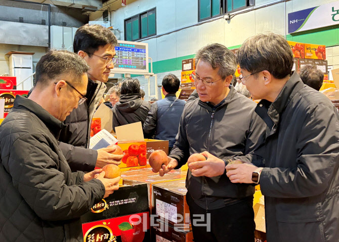 [포토] 가락공판장 달려간 박서홍 농업경제대표