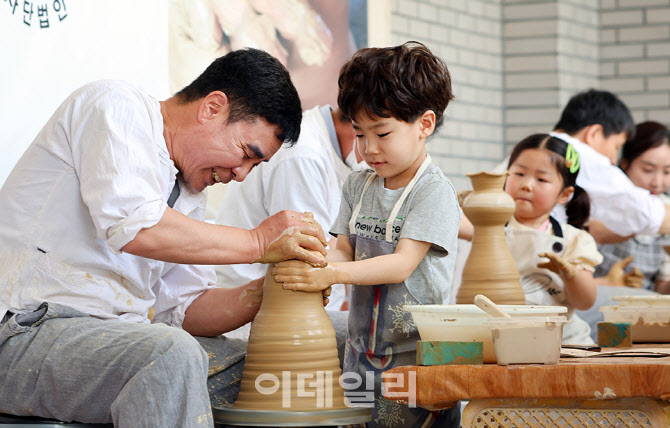 [포토] 여주도자기축제 도자물레체험