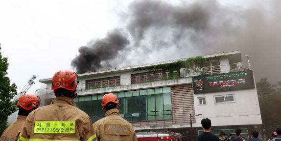 동대문구 환경개발공사 화재…8시간 넘게 진화 작업 중(종합)
