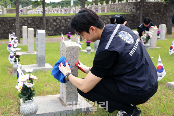 이디야커피, 가맹점주 경영진 국립서울현충원서 묘역정화 봉사