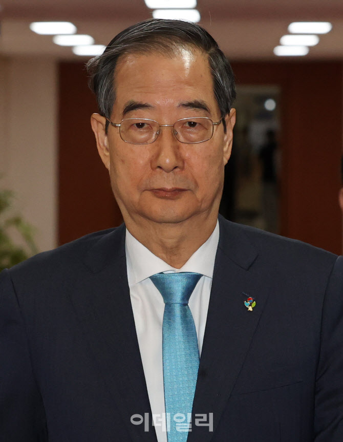 [포토]국무회의 입장하는 한덕수 국무총리