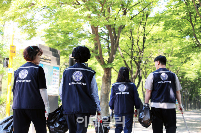 가맹점주와 임직원이 함께 이디야커피 환경 정화 캠페인 진행