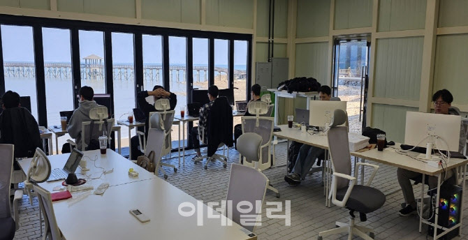 낚시도 하고 일도 하고 바다보며 일과 휴식 즐기는 워케이션 성지 어디?