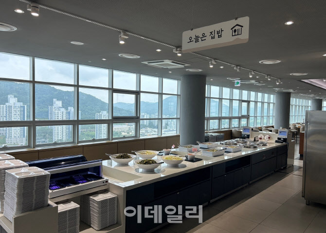 ‘15층 꿀뷰’에 하루세끼 1만3000원…세종공무원들의 식사[회사의맛]