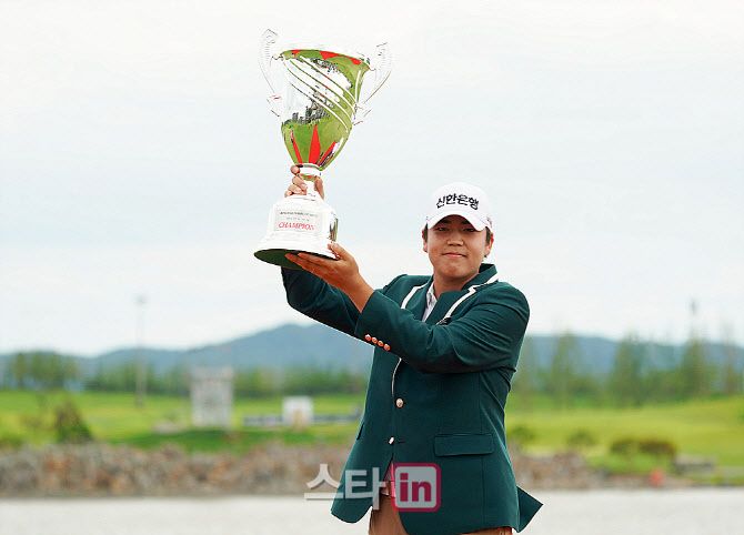[포토] 장유빈 '우승 트로피 번쩍 들고'