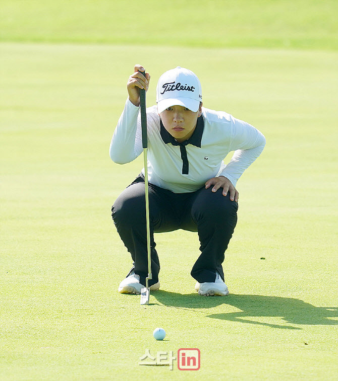 [포토] 강민진 '신중히 살피는 버디라인'