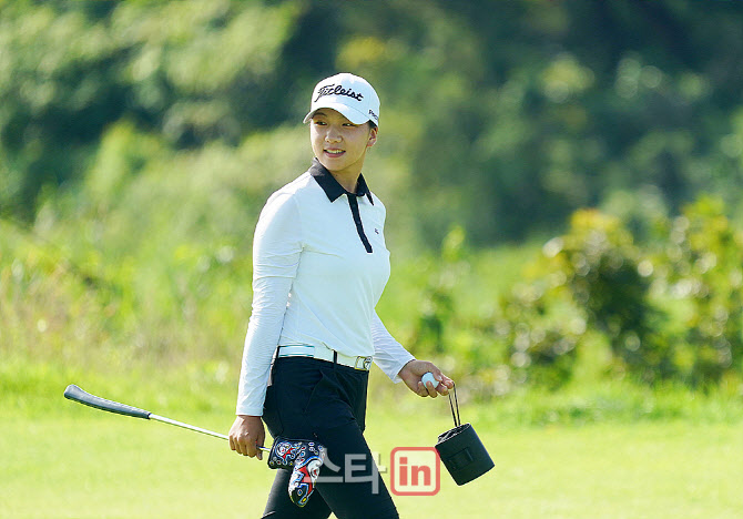 [포토] 강민진 '버디 잡고 미소로 홀아웃'
