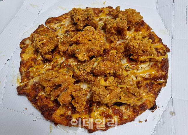 피자·치킨 모두 잡을까 놓칠까…맘스터치서 난리났다는 신메뉴 [먹어보고서]