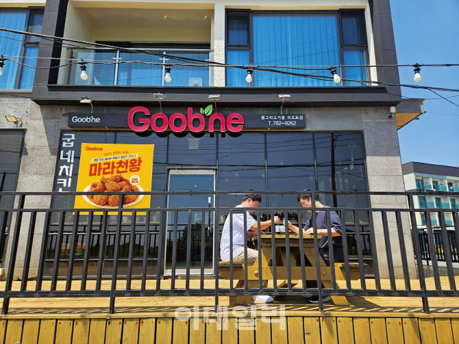 치킨도 이열치열…굽네 마라천왕 등 매운맛 제품 인기 상승