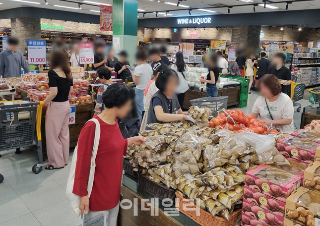 과일ㆍ채소 담기 겁나 명절대목 옛말…소비자도 상인도 한숨[르포]