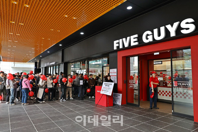한화 3남 김동선의 야심작 파이브가이즈, 서울 밖 첫 매장 낸다