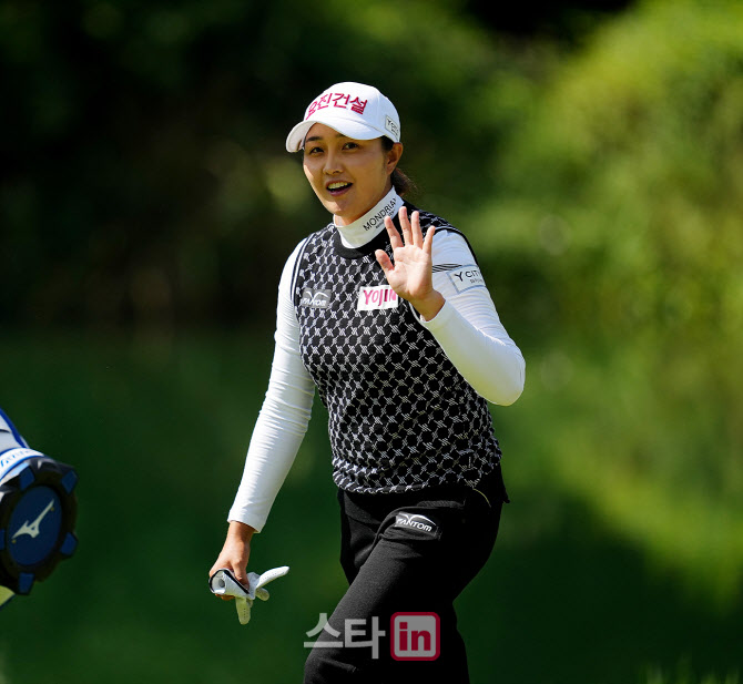[포토]서연정,반가운 손인사