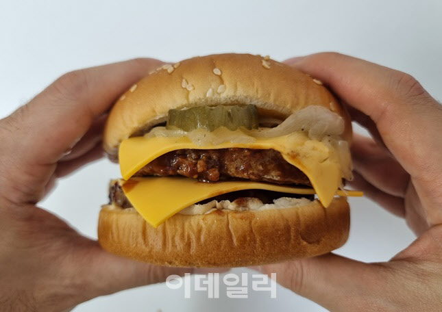 이래도 안와? 2000원대 이마트 햄버거…맥도날드도 놀랄 기세 [먹어보고서]