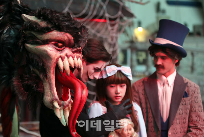 [포토]롯데월드, 스트리트 호러쇼: 더 마리오네트 체험해보세요
